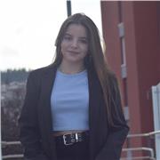 Universitaria, he ayudado a niños en condiciones especiales con el euskera. Tengo paciencia y me encantan los niños, soy amable y adoro ayudar