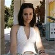 Profesora de orígenes España/EEUU estudiando medicina, con conocimientos en biología, química, salud física, inglés, y arte. 