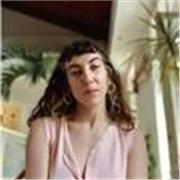 Profesora de Yoga certificada (200h) y entrenadora de flexibilidad. Experiencia en movimiento, circo y artes comunitarias.