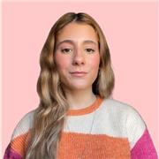 Profesora de Español que estudia carrera universitaria de educación infantil, para dar clases a niños y niñas.