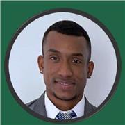 Profesor de inglés imparte clases a niños y adultos