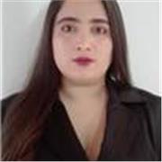 Profesora de biología da clase a niños o jóvenes en diferentes temas