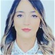 Profesora de francés en la universidad, titulada con un doctorado y con más de 10 años de experiencia. 