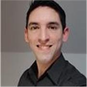 Profesor de informática imparte clases a niños de todas las edades