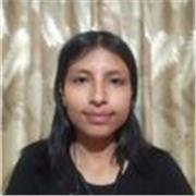 Profesora de apoyo escolar que da clases a estudiantes de primaria y secundaria