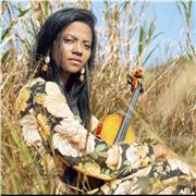 Licenciada en música, especialidad violín con experiencia como profesora en dicha especialidad , lenguaje musical y música y movimiento