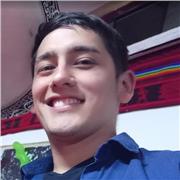 Profesor de ingles imparte clases a niños de todas las edades