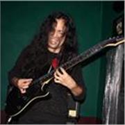 Maestro de guitarra eléctrica, clásica, piano y teoría musical con experiencia dando clases a niños, adolescentes y adultos