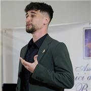 Laureato al triennio di Canto presso il conservatorio di Napoli con più di 10 anni di esperienza propone lezioni private di canto