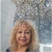 Profesora de enseñanza de nivel primario brinda clases de lengua y lectura a niños de diferentes edades