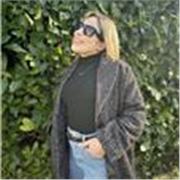 Sono un insegnante di scienze sociali, vivo a Salerno.