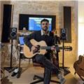 Clases en un estudio de música profesional: guitarra, producción musical, teoría, canto y otros instrumentos