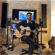 Clases en un estudio de música profesional: guitarra, producción musical, teoría, canto y otros instrumentos