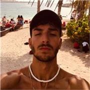 Ragazzo studente di ingegneria informatica impartisce lezioni di informatica per istituti tecnici o scienze applicate