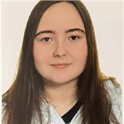 Estudiante imparte clases particulares a niños de primaria