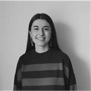 Profesora de apoyo escolar para niños de primaria