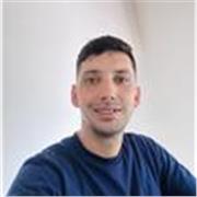 Profesor de ayuda con los deberes diarios educativos