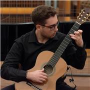 Laureato in I Livello di Chitarra Classica presso Conservatorio di Napoli, offre lezioni online