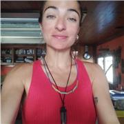 Profesora de frances imparte clases a adulto y niños