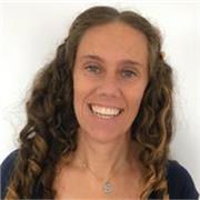 Me definiría como un asistente de aprendizaje adaptable, paciente y práctico: explico conceptos paso a paso, corrijo errores con c