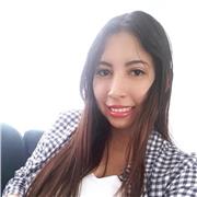 Profesora de ciencias naturales imparte clases de biología y química para todas las edades