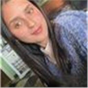 Maestra de educación primaria imparte clases a niños y adolescentes