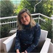Docente di scuola di grado superiore presso scuola pubblica liceo linguistico internazionale impartisce lezioni a tutti i livelli
