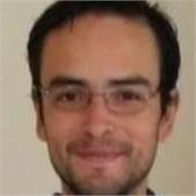 Profesor de ciencias sociales que imparte clases a alumnos de preparatoria