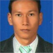 Profesor de Informática imparte clase a niños de todas las edades