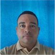 Profesor de matematicas y ciencia sociales dicta clases a niños de todas las edades entre los grados 1° y 5°
