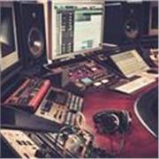 Se ofrecen clases de música, teoría, arreglos, grabación, informática musical