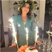 Laureata in lingue all'Università degli studi di Napoli Federico II, impartisce lezioni di francese da livello base ad avanzato