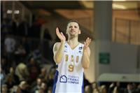 Cours de basket aux enfants, joueurs amateurs et professionnels