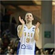 Cours de basket aux enfants, joueurs amateurs et professionnels