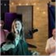 Cantante da 15 anni di blues, soul, r&b, pop italiano e non. Frequento l’Accademia Lizard a Firenze, ho Conoscenza della tecnica vocale e come va utilizzata,interpretazione musicale e improvvisazione