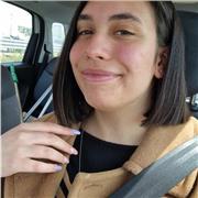 Ragazza liceale che dà ripetizioni di inglese per studenti di elementari e medie