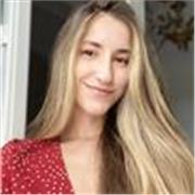 Me defino como resolutiva, centrada , responsable, cariñosa y alegre 