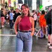 Profesora de lengua castellana imparte clases a niños y niñas de todas las edades