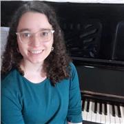 Profesora de música para todas las edades. Piano, canto, guitarra, iniciación musical, teoría, entrenamiento auditivo, solfeo. Énfasis en educación musical Universidad Javeriana