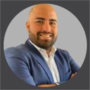 Docente de Marketing Digital que imparte clases relacionadas a emprendimientos