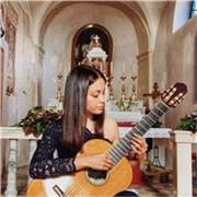 Vanessa Bernardi si è avvicinata allo studio della chitarra classica all'età di 11 anni presso la scuola musicale Camillo Moser di Pergine Valsugana sotto la guida di Francesca Buscemi.Successivamente ha frequentato il liceo musicale e contemporaneament