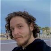 Joven carismático, paciente, que se da a entender 