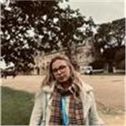 Offro lezioni di inglese dalle elementari al liceo, inoltre possiedo un certificato Cambridge B1.