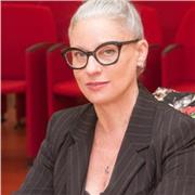 Plurilaureata impartisce lezioni di italiano, letteratura italiana, filosofia, storia del teatro, antropologia culturale