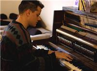 I can give you the best piano lessons to begin your musical journey !