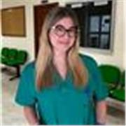 Estudiante de Medicina con conocimientos de química y biología básica. Estudiantes de primaria 