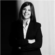 Avvocata civilista, da sempre appassionata al mondo dell'insegnamento.