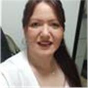 Profesora imparte clases de apoyo a niños/as de nivel primario