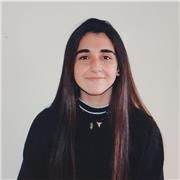Graduada en Bachillerato Artístico con C2 en inglés imparte clases de Inglés, Fundamentos, Diseño, Cultura Audiovisual o Técnicas. (Actualmente en primero de Bellas Artes)