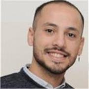 Estudiante avanzado de economía enseña matemática a niños